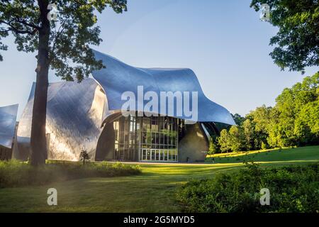 Annandale-on-Hudson, NY - USA - 24 giugno 2021: Vista orizzontale dell'iconico Fisher Center a Bard al Bard College. La sala concerti è stata progettata da archi Foto Stock