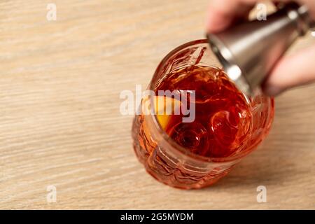 Vista dall'alto della preparazione di un cocktail negroni Foto Stock