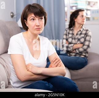 Home battibecco tra amici donna Foto Stock