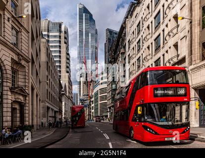 Londra, Regno Unito. 28 Giugno 2021. Londra, Regno Unito, 28 giugno 2021: Gli autobus rossi pubblici attraversano la città di Londra poiché il blocco di Coronavirus non è stato completamente rimosso e il numero di casi Covid svetta di nuovo. PM Boris Johnson dice molto probabilmente che il prossimo mese la facilità completa delle restrizioni. (Foto di Dominika Zarzycka/Sipa USA) Credit: Sipa USA/Alamy Live News Foto Stock