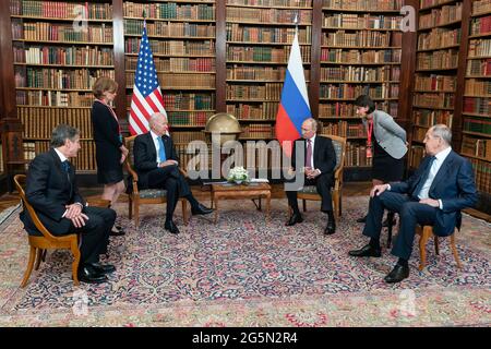 Il presidente Joe Biden e il presidente russo Vladimir Putin partecipano a un tete-a-tete durante un vertice USA-Russia mercoledì 16 giugno 2021, presso la Villa la Grange di Ginevra. (Foto ufficiale della Casa Bianca di Adam Schultz) Foto Stock