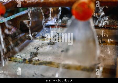 Schermo vibrante, lavaggio con liquido Foto Stock