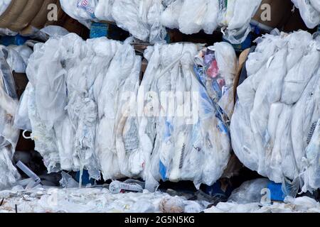 Plastica compattata e imballata da riciclare. Foto Stock