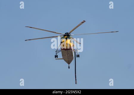 Un elicottero Sikorsky S-61 antincendio configurato per la soppressione aerea degli incendi e la lotta antincendio nello Utah. Foto Stock