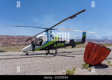 Un elicottero K-Max K-1200 Kaman che si prepara a decollo per combattere un incendio selvatico nello Utah. In primo piano è un 700 gallone di acqua esterna elio Foto Stock
