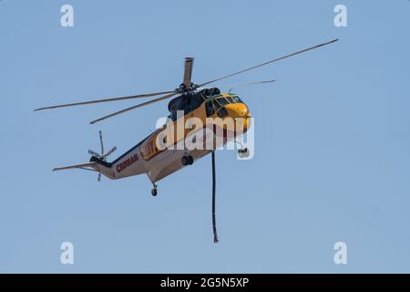 Un elicottero Sikorsky S-61 antincendio configurato per la soppressione aerea degli incendi e la lotta antincendio nello Utah. Foto Stock