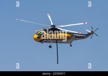 Un elicottero Sikorsky S-61 antincendio configurato per la soppressione aerea degli incendi e la lotta antincendio nello Utah. Foto Stock