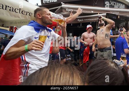 Bucarest, Romania - 28 giugno 2021: Festa dei tifosi della Francia e della Svizzera nei pub e nelle strade della città vecchia prima della partita di calcio tra la Francia Foto Stock