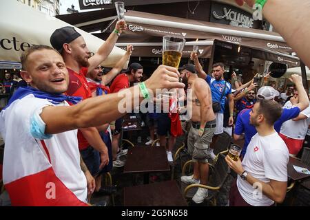 Bucarest, Romania - 28 giugno 2021: Festa dei tifosi della Francia e della Svizzera nei pub e nelle strade della città vecchia prima della partita di calcio tra la Francia Foto Stock