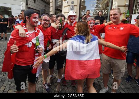 Bucarest, Romania - 28 giugno 2021: Festa dei tifosi della Francia e della Svizzera nei pub e nelle strade della città vecchia prima della partita di calcio tra la Francia Foto Stock