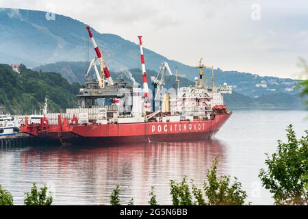 Nave da carico russa rompighiaccio nucleare Sevmorput Corporation FSUE Rosatomflot o Atomflot . Terminal container porto commerciale di mare. Foto Stock