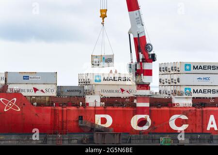 Gru scarico nave container russa Sevmorput Rosatomflot - accendino per rompighiaccio nucleare a bordo della nave. Terminal dei container, porto marittimo Foto Stock