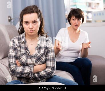 Home battibecco tra amici donna Foto Stock