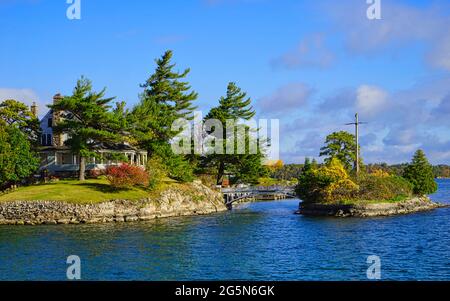 Casa sulle Thousand Islands, Ontario, Canada.Autumn nelle Thousand Islands al fiume San Lorenzo. New York state, 2016. Foto Stock