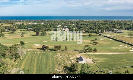 vista aerea del club di campagna di south fork e dell'oceano lontano Foto Stock