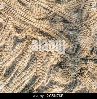Vista aerea dei cingoli dell'apripista nella sporcizia Foto Stock