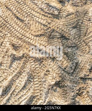 Vista aerea dei cingoli dell'apripista nella sporcizia Foto Stock