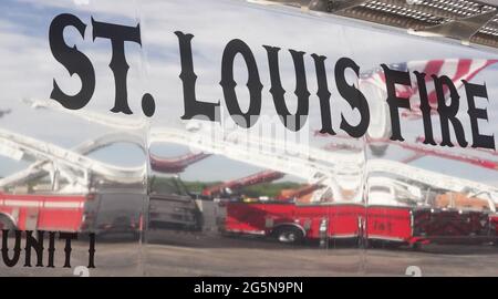 St. Louis, Stati Uniti. 28 Giugno 2021. I camion del fuoco di St. Louis con le loro scale in su, sono riflessi nel lato di un camion del combustibile del St. Louis Department del fuoco cromato durante un servizio commemorativo per il pompiere morto Rodney Heard, Sr. A St. Louis lunedì 28 giugno 2021. Sentita, Sr. Morì nella linea di dovere per complicazioni dovute a COVID-19 il 15 giugno 2021. Photo by Bill Greenblatt/UPI Credit: UPI/Alamy Live News Foto Stock