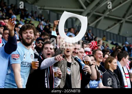 MELBOURNE, AUSTRALIA - 27 GIUGNO: I tifosi tengono i sedili in gabinetto prima della partita DI calcio A-League Grand-Final tra il Melbourne City FC e il Sydney FC il 27 giugno 2021 all'AAMI Park di Melbourne, Australia. (Foto di Dave Hewison/Speed Media) Foto Stock