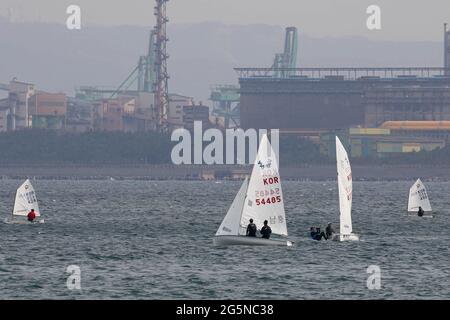 29 marzo 2018-Pohang, Corea del Sud-le barche a vela laser gareggiano durante la 17 Coppa della polizia Marina della Corea del Sud il 29 marzo 2018 a Pohang, Corea del Sud. Foto Stock