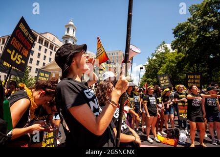 Washington, DC, USA, 28 giugno 2021. Nella foto: I manifestanti si acclamano fuori dalla Casa Bianca mentre altri completano un murale di strada chiedendo che Biden non comprometta il loro futuro nella lotta al cambiamento climatico. I manifestanti sono giovani adulti che fanno parte del movimento Sunrise. Hanno 3 richieste dell’amministrazione Biden: Nessun compromesso sul clima con i repubblicani del Congresso, un incontro con il movimento Sunrise e la creazione di un corpo civile di conservazione. Credit: Alison Bailey / Alamy Live News Foto Stock