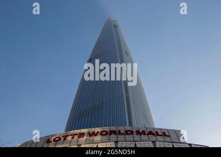 Scena diurna della Lotte World Tower, vista da terra. La Lotte World Tower è un grattacielo alto 123 piani, 554.5 metri (1,819 piedi) che ha terminato la costruzione esterna il 17 marzo 2016. L'ultimo 123° piano dell'edificio è stato completato il 22 dicembre 2015. E' attualmente l'edificio piu' alto dell'OCSE ed e' il quinto edificio piu' alto del mondo. Foto Stock