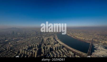 Scena diurna di Seoul, vista dalla cima della Lotte World Tower. La Lotte World Tower è un grattacielo alto 123 piani, 554.5 metri (1,819 piedi) che ha terminato la costruzione esterna il 17 marzo 2016. L'ultimo 123° piano dell'edificio è stato completato il 22 dicembre 2015. E' attualmente l'edificio piu' alto dell'OCSE ed e' il quinto edificio piu' alto del mondo. Foto Stock