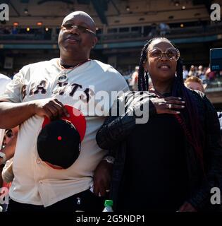 Giugno 27 2021 San Francisco CA, U.S.A. Bay Area registrando l'artista e produttore e-40 e sua moglie impiccano con il fan durante il gioco MLB tra gli Oakland Athletics e i San Francisco Giants all'Oracle Park San Francisco California Thurman James/CSM Foto Stock