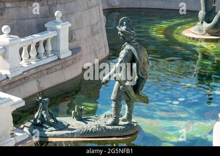 MOSCA, RUSSIA-10 MAGGIO 2021: Fiume Neglinnaya artificiale su Piazza Manezhnaya con fontane e sculture. Uno dei luoghi di vacanza preferiti di Mus Foto Stock