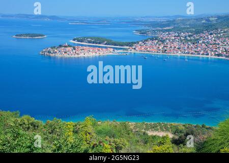 Vista areale della città mediterranea sul mare blu chiaro Foto Stock