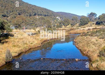 Fiume Thredbo nel villaggio di Thredbo Foto Stock