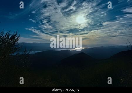 Vista panoramica del lago Roosevelt dall'Arizona Trail, Four Peaks Wilderness, Roosevelt, Arizona, U.S.A Foto Stock