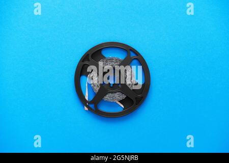 Bobina rilevatore di metalli su sfondo blu, vista dall'alto Foto Stock