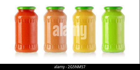 marmellate di frutta in vasi di vetro, isolate su sfondo bianco con percorso di ritaglio Foto Stock