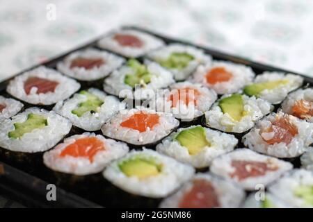 Set di sushi roll. Diversi tipi di sushi da vicino. Foto Stock