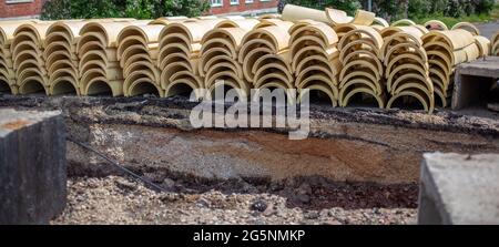 Isolamento rotondo per isolamento termico dei tubi di riscaldamento. Foto Stock