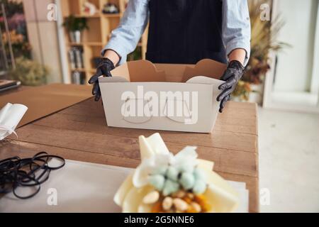 Esperto designer floreale che riunisce un packaging floreale Foto Stock