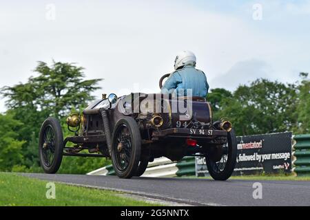 Cresting the Mountain, Andrew Howe-Davies, Scat Racer, 1911, Allcomers handicap Race, 5 giri, VSCC, Shuttleworth Nuffield e Len Thompson Trofei Ra Foto Stock