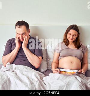 Felice moglie incinta e marito scioccato con ecografia risultati Foto Stock
