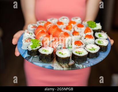 Produzione di sushi e panini a casa. Sushi con frutti di mare e riso bianco Foto Stock