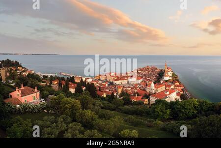 Foto panoramica sulla città vecchia di pirano in Slovenia incredibili luci mattutine in questa penisola con il Campanile Zvonik, che cosa è il punto di riferimento Foto Stock