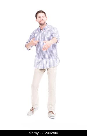 Ritratto verticale a tutta lunghezza di uomo caucasico maturo con camicia blu braccia fiorenti, sfondo bianco Foto Stock