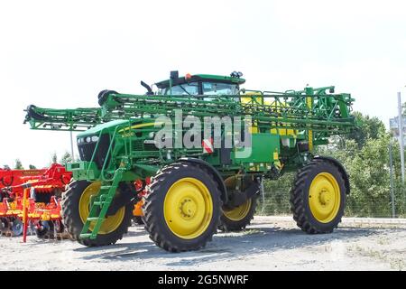 Kiev, Ucraina - 28 giugno 2020: L'irroratrice semovente John Deere M4030 a Kiev, Ucraina, il 28 giugno 2020 Foto Stock