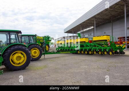 Kiev, Ucraina - 16 giugno 2020: La seminatrice di grano e il trattore potente John Deer a Kiev, Ucraina il 16 giugno 2020 Foto Stock