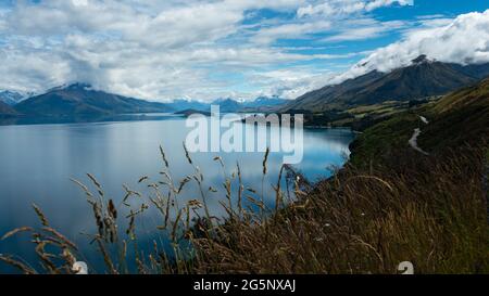 Vista dal belvedere di Bennets Bluff sul Lago Wakatipu, sull'Isola di Pig e sull'Isola di Pigeon e sul Parco Nazionale del Monte che aspira. Queenstown, regione di Otago, Isola del Sud Foto Stock