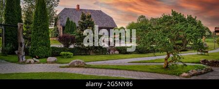bellissimo giardino paesaggistico di fronte alla vecchia casa di legno. spazio copia banner Foto Stock