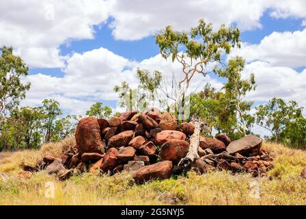 Rocce nell'entroterra australiano - Queensland, Australia Foto Stock