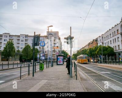 BUDAPEST, UNGHERIA - 23 OTTOBRE 2020: Vista sul traffico e le persone che aspettano l'autobus e il tram sulla piazza Szell Kalman ter in Ungheria, Budap Foto Stock