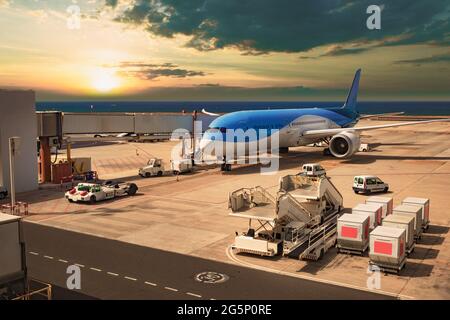 Immagine relativa ai viaggi e al trasporto commerciale. Viaggio in aereo e aeroporto Foto Stock