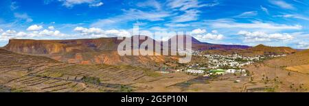 Paesaggio montagne, vulcani e crateri in paesaggio selvaggio. Paesaggio vulcanico al Parco Nazionale di Timanfaya, Isola di Lanzarote, Isole Canarie, Spagna. Foto Stock